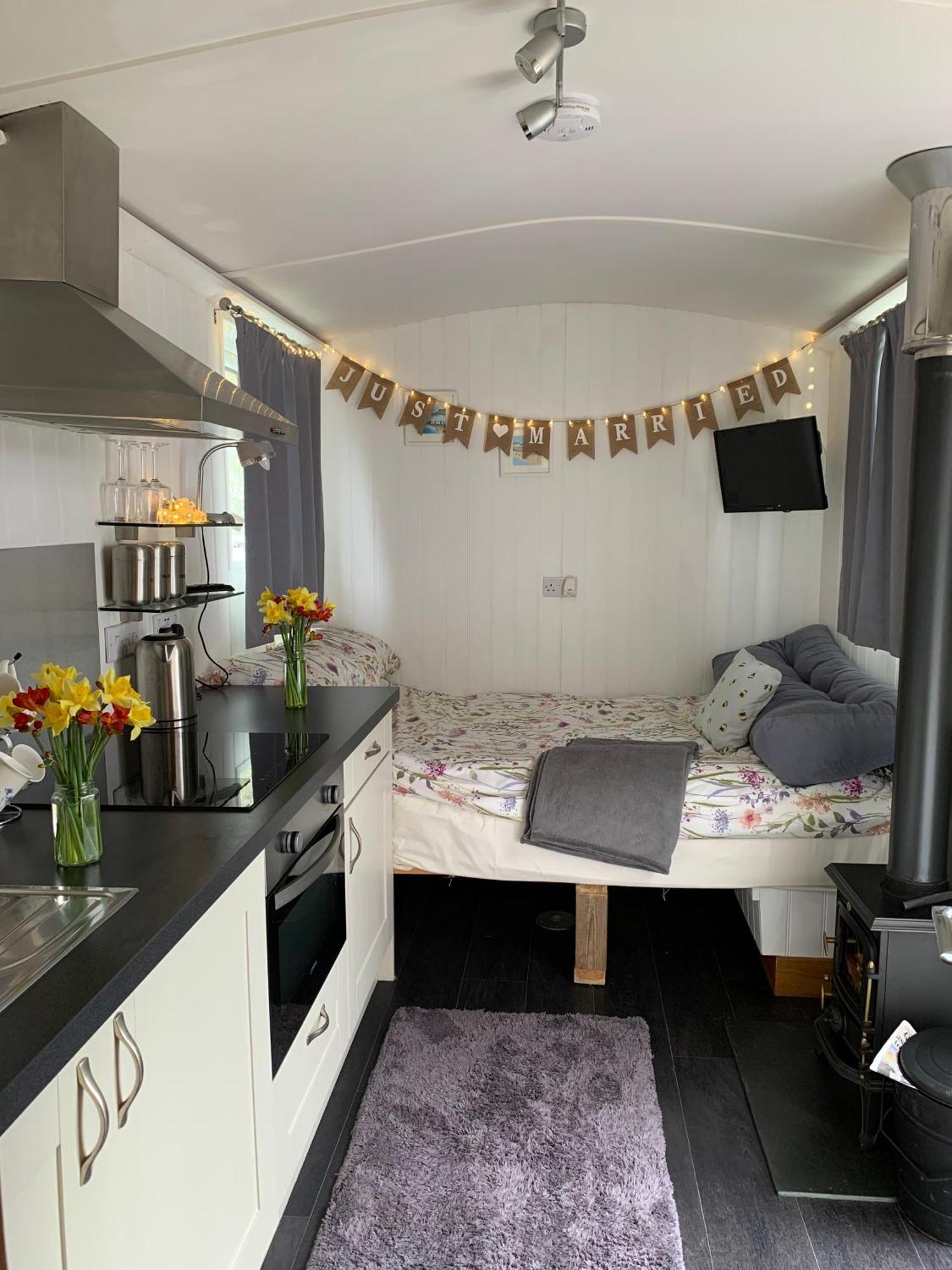 Tides Reach, Deluxe Shepherds Hut 1, 100M From The Beach St Merryn Exterior foto