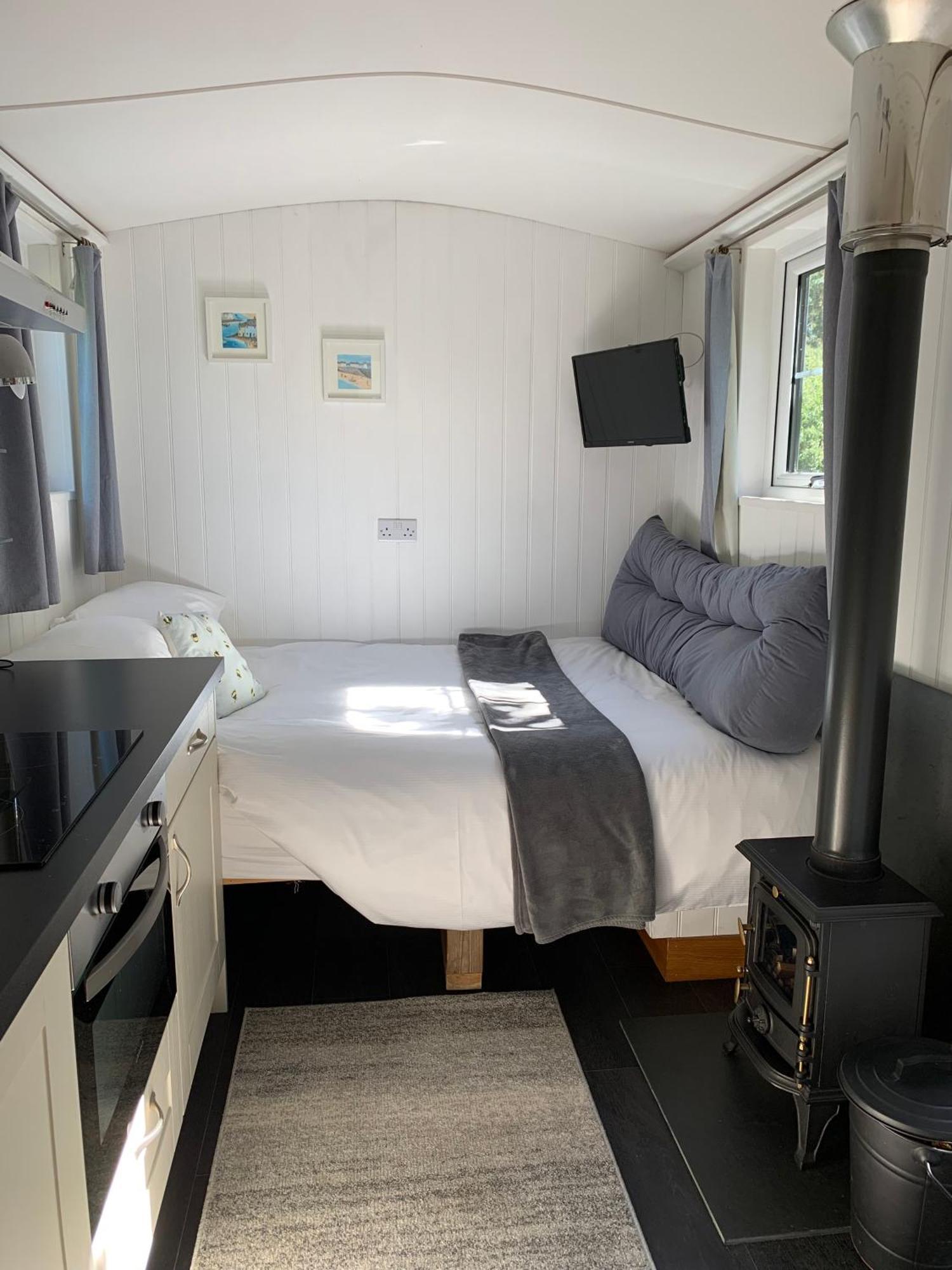 Tides Reach, Deluxe Shepherds Hut 1, 100M From The Beach St Merryn Exterior foto
